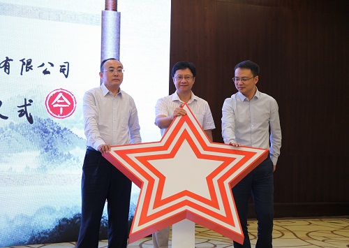 方正電子總裁楊斌（中）、華為中國區企業BG廣電媒資業務部副部長張宏中（右一）、方正電子數字出版與教育業務部總經理劉長明（左一）共同發布融合云出版解決方案.jpg
