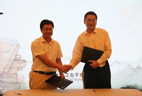 方正電子總裁楊斌（左）、國家開放大學出版傳媒集團總編輯、中央廣播電視大學出版社總編輯任巖（右）代表雙方簽約.jpg